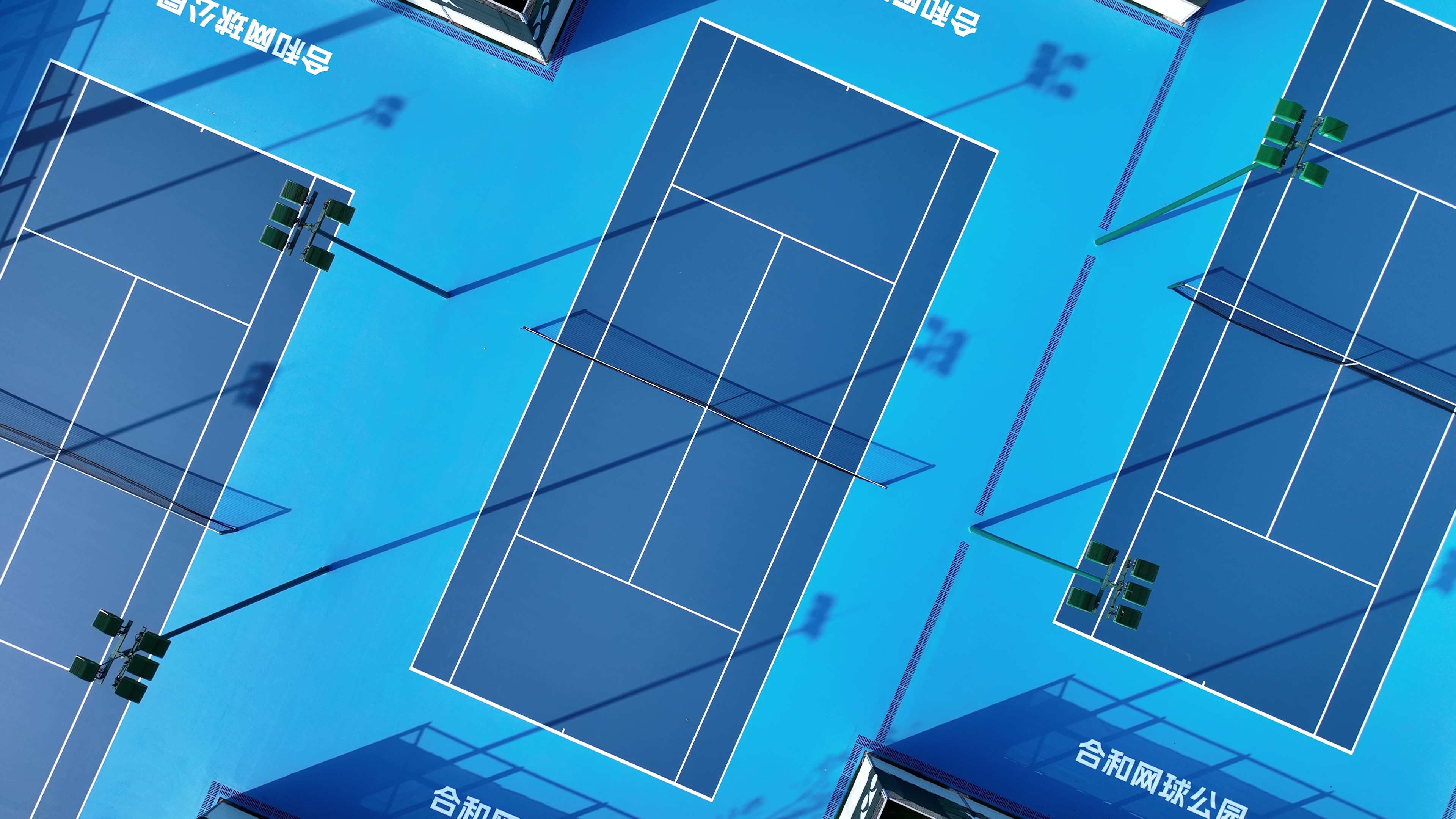 網(wǎng)球場(chǎng)打滑、回彈不穩(wěn)？別只怪磨損！根源藏在這2點(diǎn)里