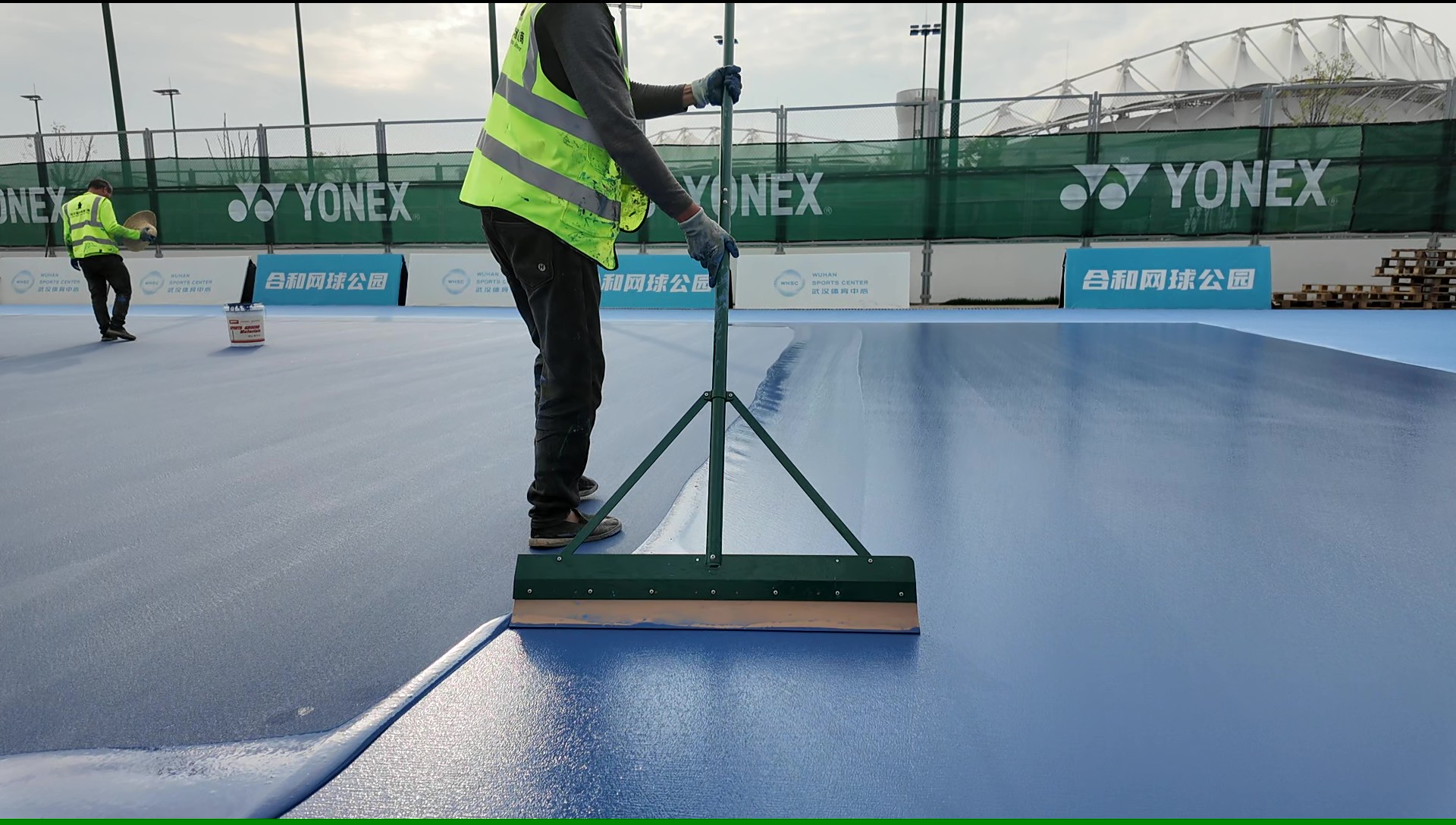 為什么用了高品質的丙烯酸材料，球場用了不到兩年就鼓包、脫層？