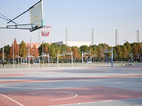 南京經(jīng)貿(mào)學(xué)院硅PU球場(chǎng)施工現(xiàn)場(chǎng)實(shí)拍